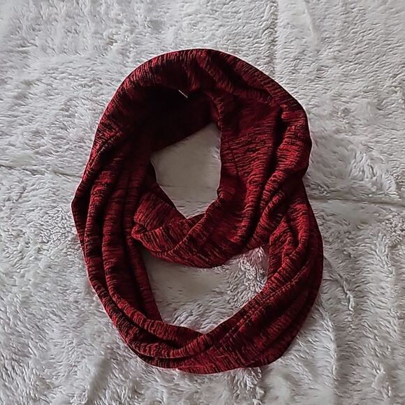 Infinity Scarf with Zipper Pocket for Women & Men. Color: WineRed/Black - Picture 3 of 6